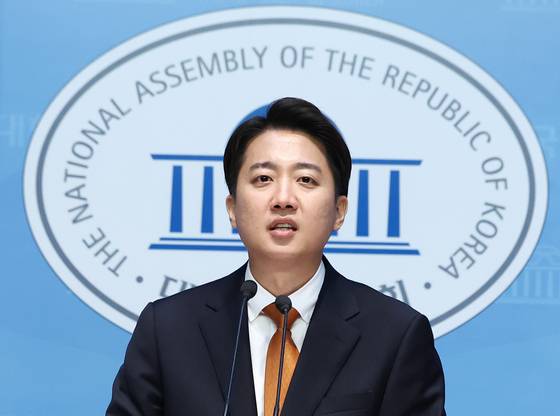 Reform Party presidential candidate Lee Jun-seok speaks during a press conference at the National Assembly in Yeouido, western Seoul on May 22. [NEWS1]