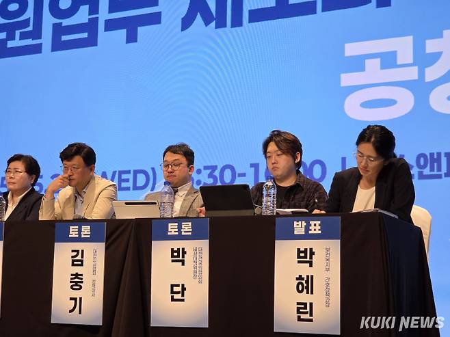 박단 대한전공의협의회 비상대책위원장(오른쪽에서 두 번째)은 21일 오후 서울 용산구 피스앤파크에서 열린 ‘간호법 제정에 따른 진료지원 업무 제도화 방안 공청회’에서 진료지원(PA) 간호사 제도화에 대해 비판의 목소리를 냈다. 박선혜 기자