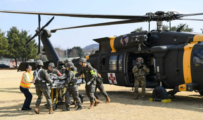 지난 13일 자유의 방패(FS) 연습의 일환으로 진행된 전시 한미 연합 의무지원훈련에서 국군대전병원 의료진이 인천 옹진군 덕적도에서 발생한 중증외상 환자를 구급차로 후송하고 있다. 해군 제공