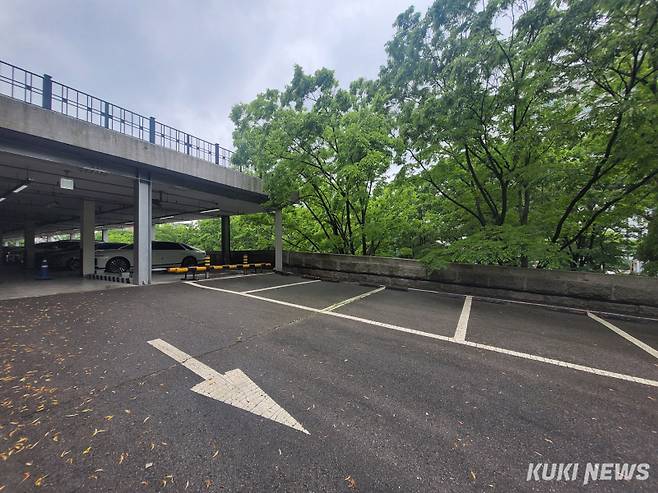 예술의전당 주차장 모습. 마을버스업체가 충전기 설치를 요구했다는 장소. 김한나 기자