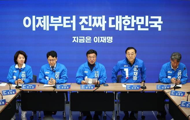 윤호중 더불어민주당&nbsp;중앙선대위 총괄본부장이 22일 서울 여의도 당사에서 열린 제6차 총괄본부장단회의에서 발언하고 있다. 연합뉴스