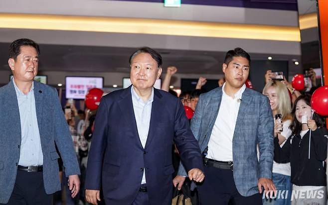 윤석열 전 대통령이 21일 서울 동대문구 한 영화관에서 부정선거를 다룬 영화 '부정선거, 신의 작품인가'를 관람하기 위해 입장하고 있다. 유희태 기자 &nbsp;