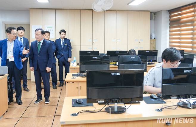 김지철 충남교육감은 22일 ‘2025년 27회 충남상업경진대회가 열리고 있는 천안상업고등학교 경진장을 둘러보고 있다.