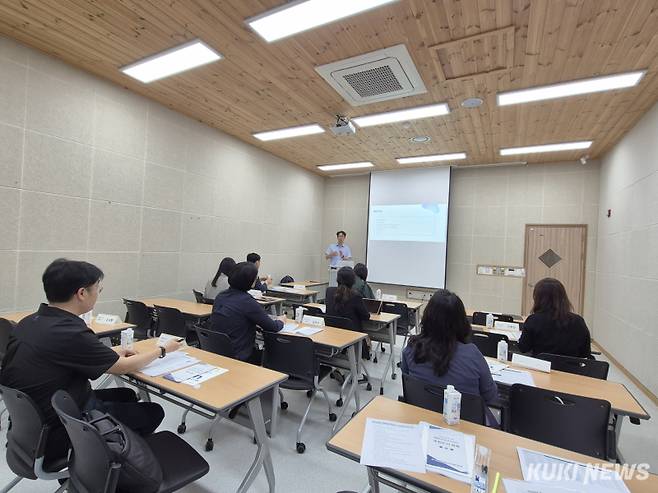 충남교육청교육과정평가정보원은 22일 공주환경성건강센터에서 충남·충북·세종교육청의 기초학력 업무 담당 교육전문직원들이 참석한 가운데 ‘충청권 기초학력 세미나’를 개최했다.