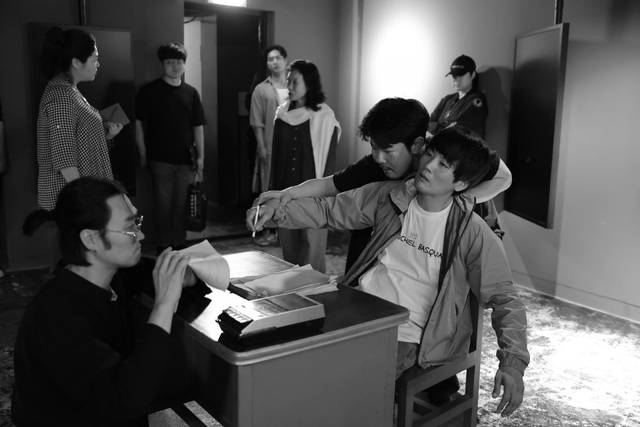 연극 ‘미궁의 설계자’ 출연진이 민주화운동기념관에서 연습하고 있다. 극단 반