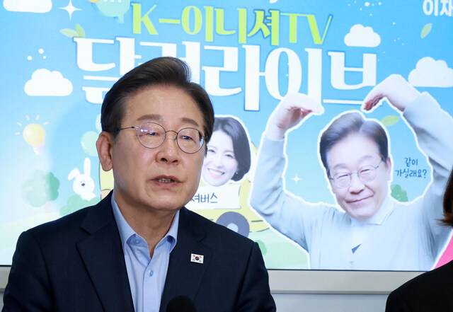 이재명 더불어민주당 대선 후보가 21일 인천 미추홀구 문학경기장에서 유튜브 라이브 프로그램 ‘달려라이브’ 진행을 마친 뒤 기자들 질문에 답하고 있다. 이 후보는 자신의 안방인 인천에서 “팔은 안으로 굽지 않겠느냐”며 지지를 호소했다.   인천=이병주 기자