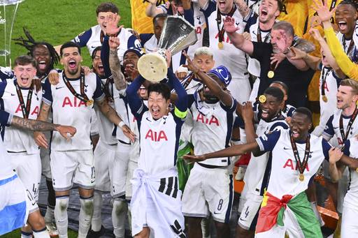 우승 트로피를 들고 기뻐하는 손흥민. 뉴시스