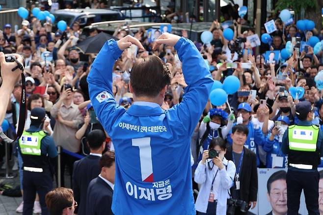 더불어민주당 이재명 대선 후보가 21일 인천 부평역 북광장에서 열린 집중유세에서 하트를 만들고 있다. 연합뉴스