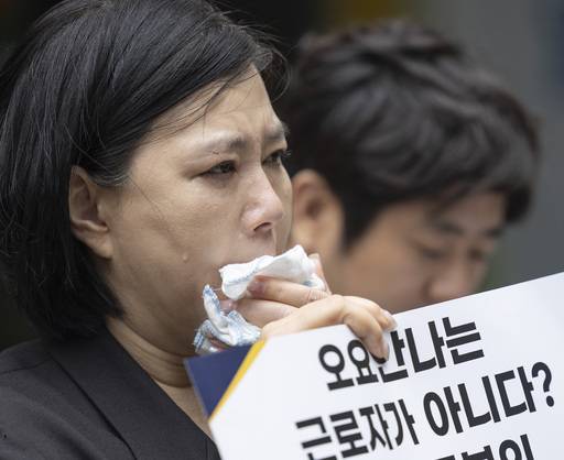 MBC 기상 캐스터 고(故) 오요안나에 대한 고용노동부 특별 감독 결과 규탄 기자 회견이 열린 19일 그의 어머니 장연미 씨가 눈물을 흘리고 있다. 연합뉴스