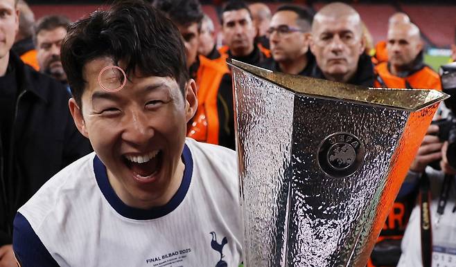 토트넘의 주장 손흥민이 2024-2025 유로파리그 우승 후 트로피를 들고 환호하는 모습. 로이터연합뉴스