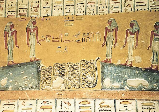 람세스 4세 무덤에 있는 고대 이집트 문서 ‘문들의 서’엔 홍해의 기적처럼 물이 갈라진 내용이 새겨져 있다. 삽화 곁에는 “갈라진 물이 재결합했다”는 상형문자 기록이 있다. PCKBOOKS 제공