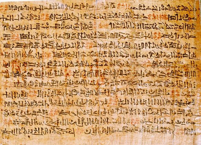 고대 이집트 문서인 ‘이푸베르 파피루스’. 구약성경 속 10가지 재앙과 홍해의 기적에 관한 내용, 이집트를 떠나는 노예에게 온갖 보석을 걸어준 내용 등이 언급돼 있다. PCKBOOKS 제공
