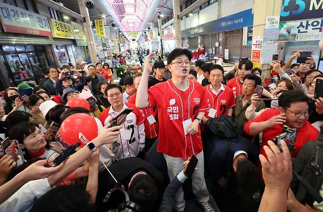 한동훈 국민의힘 전 대표가 22일 청주 육거리시장을 찾아 김문수 대선 후보의 지원 유세를 하고 있다. 연합뉴스