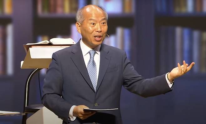 김병삼 만나교회 목사가 지난 18일 경기도 성남의 교회서 ‘주말의 명작’ 시리즈 첫 설교를 하는 모습. 만나교회 제공