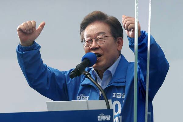 더불어민주당 이재명 대선 후보가 지난 21일 인천광역시 부평역 북광장에서 열린 집중유세에서 인천 시민들에게 지지를 호소하고 있다. 연합뉴스