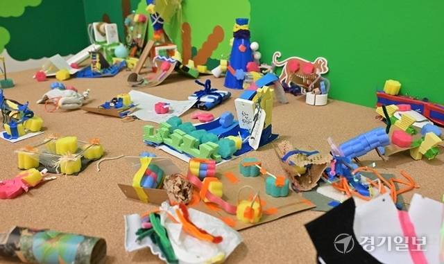 어린이들이 만든 작품들 ‘자연놀이창작소’. 홍기웅기자