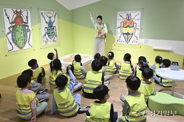 '내일도 만나' 전시를 찾은 어린이들. 홍기웅기자