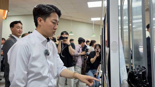 이 후보가 인하대 학생식당에서 키오스크를 이용해 식권을 구매하고 있다. 장민재기자