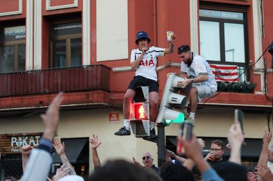 20일 빌바오에서 신호등을 뜯어내는 축구팬. 사진[로이터 연합뉴스]