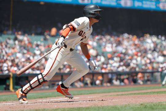 2루타를 터트리고 뛰어가기 시작하는 이정후. 사진[EPA=연합뉴스]