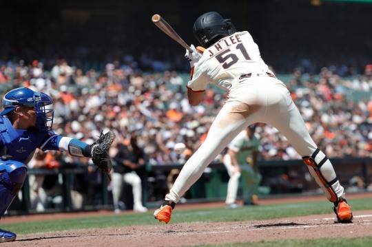 몸쪽 공을 간신히 피하는 이정후. 사진[EPA=연합뉴스]