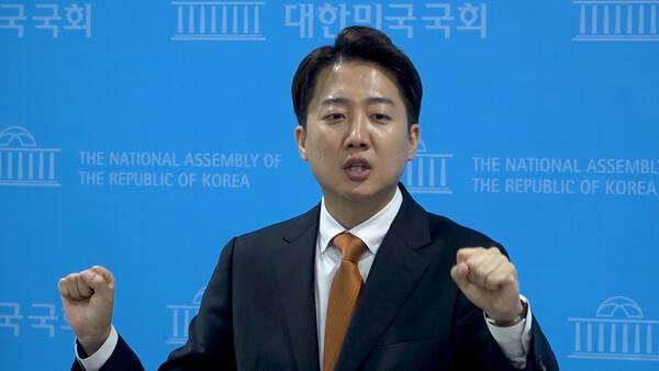 ▲이준석 개혁신당 대선후보가 22일 국회 소통관 기자회견장 긴급기자회견에서 국민의힘 후보와 단일화 없다고 대선 완주를 선언하고 있다. 사진=미디어오늘 영상 갈무리