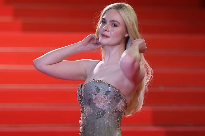 ‘센티멘탈 밸류’에서 레이첼 캠프 역을 맡은 배우 엘르 패닝이 21일(현지시간) 칸 뤼미에르 대극장에 들어서기 전 레드 카펫 위에 선 모습. [AFP·연합뉴스]