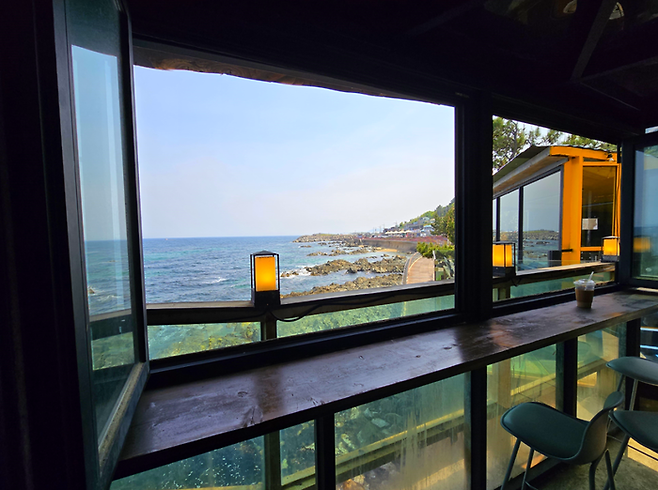 바다와 마주하고 있는 카페봄 / 사진=김혜성 여행+ 기자