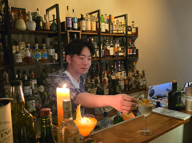 한지석 감자당 사장이 칵테일을 제조 중이다 / 사진=김혜성 여행+ 기자