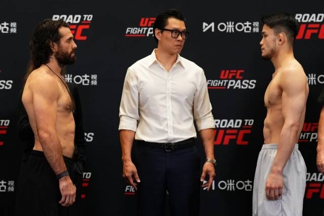 ‘코리안 좀비’ 정찬성의 제자인 전 AFC 라이트급 챔피언 박재현은 에피소드 3 제4경기에서 전 이터널MMA 라이트급 챔피언 잭 베커와 격돌한다. 베커는 70.8kg으로 체중계에서 내려왔다. 박재현과 베커는 별다른 신경전 없이 멀찍이 서서 서로를 바라봤다. 사진=UFC 제공