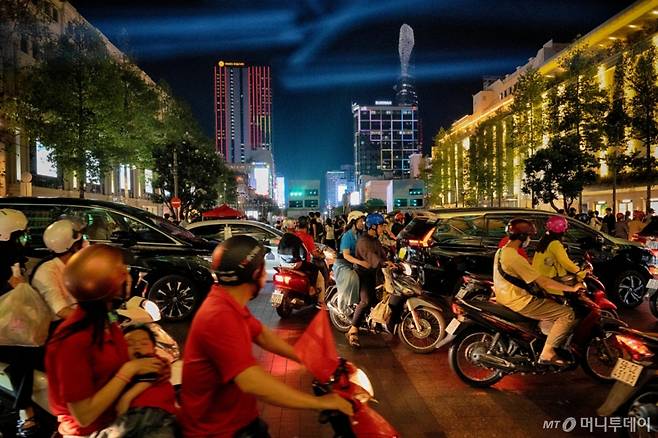 [호찌민=AP/뉴시스] 베트남 전쟁 종전 50주년 축하 주간인 28일(현지 시간) 베트남 호찌민 시내에서 오토바이 운전자들이 거리를 달리고 있다. 베트남은 오는 30일 베트남 전쟁(1955∼1975) 종전 및 통일 50주년을 맞는다. 2025.04.29. /사진=민경찬