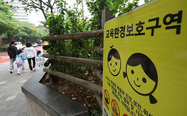 (서울=뉴스1) 신웅수 기자 = 16일 서울의 한 초등학교로 학생들이 등교하고 있다. 서울 지역의 유·초·중·고·특수학교에 다니는 전체 학생 수가 81만 2207명으로 지난해보다 2만 2863명 감소한 것으로 나타났다. 초등학생은 34만 2249명으로 지난해 대비 2만 908명(5.8%) 줄면서 감소세가 두드러졌다. 2025.5.16/뉴스1 Copyright (C) 뉴스1. All rights reserved. 무단 전재 및 재배포, AI학습 이용 금지. /사진=(서울=뉴스1) 신웅수 기자