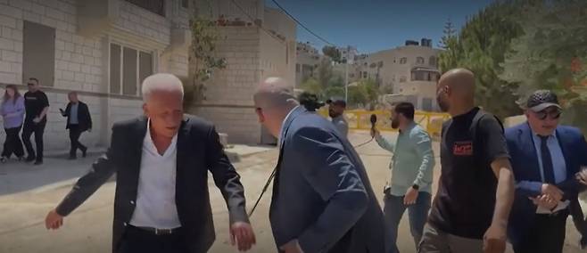 유럽연합 외교 대표단이 21일(현지시간) 서안지구 제닌시 방문 중 난민 캠프 동쪽 입구에 모여 있다가 경고 사격에 빠르게 대피하고 있다. /사진=BBC 영상 캡처