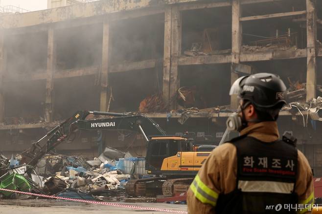 (광주=뉴스1) 이승현 기자 = 사흘 만에 화재 완전 진화가 선언된 20일 광주 광산구 소촌동 금호타이어 광주공장에서 화재조사관이 현장을 살펴보고 있다. 2025.5.20/뉴스1  Copyright (C) 뉴스1. All rights reserved. 무단 전재 및 재배포,  AI학습 이용 금지. /사진=(광주=뉴스1) 이승현 기자