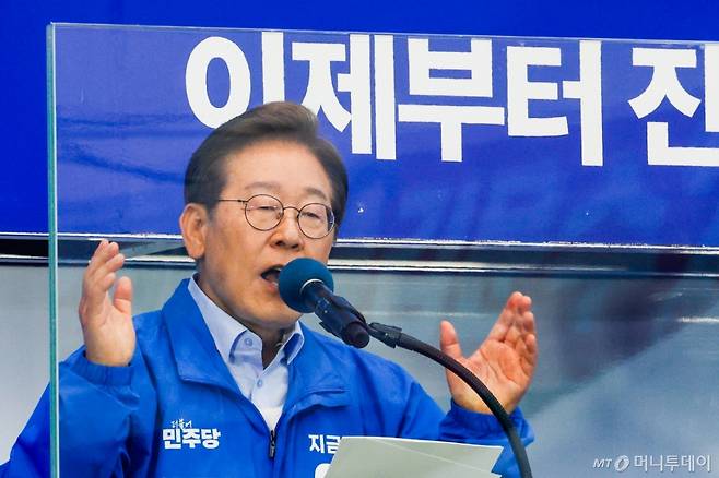 (인천=뉴스1) 안은나 기자 = 이재명 더불어민주당 대통령 후보가 사흘째 수도권 표심잡기에 나선 21일 오후 자신의 지역구인 인천 계양구 계양역을 찾아 유세하는 가운데 이 후보의 방탄 유리에 김문수 국민의힘 후보 현수막이 반사되어 비치고 있다. 2025.5.21/뉴스1  Copyright (C) 뉴스1. All rights reserved. 무단 전재 및 재배포,  AI학습 이용 금지. /사진=(인천=뉴스1) 안은나 기자