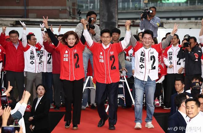 김문수 국민의힘 대통령 후보가 19일 서울 중구 서울역 광장에서 나경원, 안철수 의원의 손을 잡고 유세를 하고 있다. 2025.5.19/사진=뉴스1 /사진=(서울=뉴스1) 김민지 기자