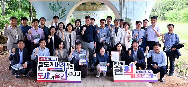 지난 21일 이민근 안산시장(가운데)이 간부 공무원들과 함께 회의를 진행하며 기념촬영을 하고 있다./사진제공=안산시