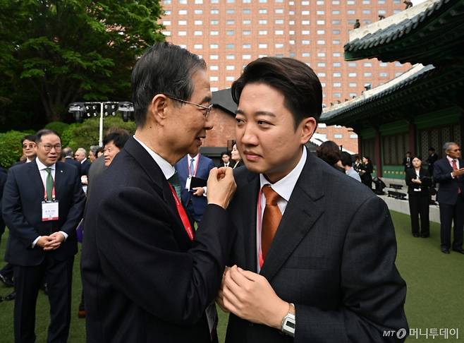 21일 서울 신라호텔에서 열린 제16회 조선일보 아시안리더십콘퍼런스(ALC)에 참석한 이준석 개혁신당 대선 후보가 한덕수 전 국무총리와 대화하고 있다. (사진=조선일보 제공) 2025.05.21. /사진=뉴시스 /사진=