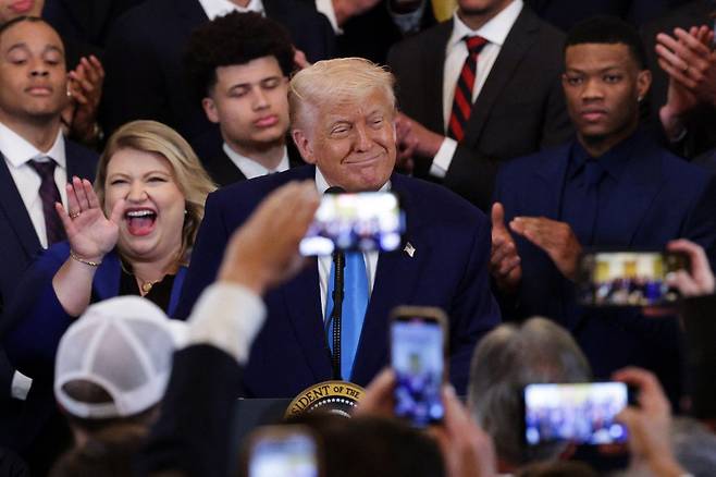 21일(현지시간) 백악관 이스트룸에서 열린 2025년 NCAA 남자 농구 챔피언 플로리다 게이터스를 위한 기념 행사에서 도널드 트럼프 미국 대통령이 연설하고 있다./AFPBBNews=뉴스1