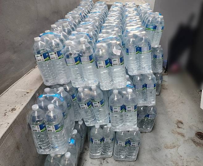 전국 곳곳에서 30도를 웃도는 날씨가 이어지는 가운데 생수 80묶음을 주문했다가 반품한 고객의 사연이 전해졌다./사진=스레드