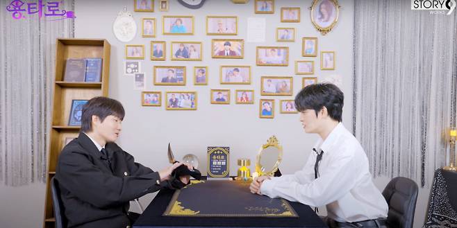 가수 겸 방송인 김재중이 자신의 효도가 부각되면서 동료 연예인들로부터 질타를 받고 있다고 토로했다. 사진은 지난 21일 공개된 유튜브 용타로 채널에 출연한 MC 이용진과 김재중. /사진= 유튜브 용타로 채널 캡처