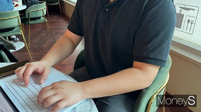 1인 가구 청년 이영호씨(26·가명)가 주거 안전을 보장해줄 수 있는 대통령을 원한다고 밝혔다. 사진은 지난 21일 기자와 인터뷰를 진행한 이씨. / 사진=김동욱 기자