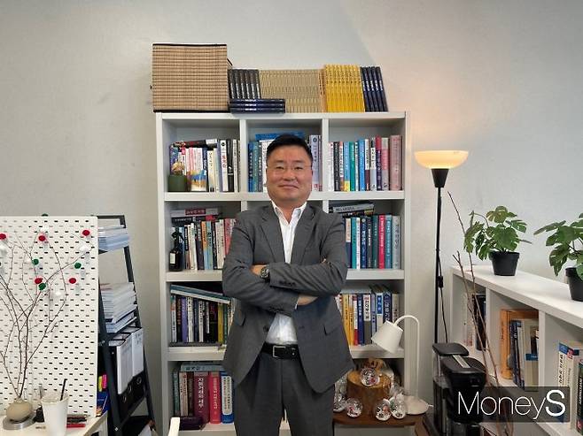 사진은 지난달 25일 기자와 만나 포즈를 취하고 있는 서기수 서경대 금융정보학과 교수. /사진=유찬우 기자