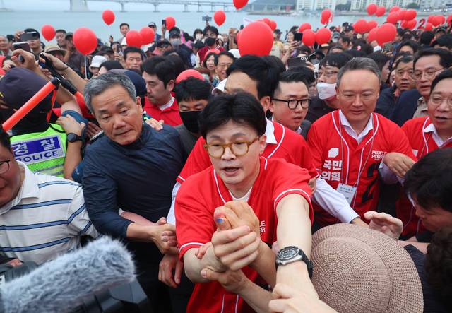 한동훈 전 국민의힘 대표가 20일 오후 부산 수영구 광안리해수욕장을 찾아 지지자들과 인사하고 있다. 연합뉴스