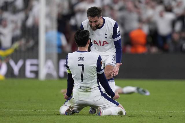 토트넘 홋스퍼의 손흥민(왼쪽)이 22일 오전(한국시간) 스페인 빌바오의 산 마메스에서 UEFA 유로파리그 우승을 확정한 후 로드리고 벤탕쿠르와 함께 환호하고 있다. AP뉴시스