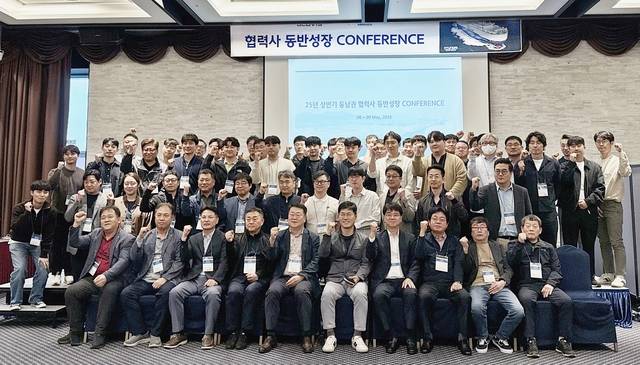 지난 8~9일 전남 여수시에 위치한 여수 라마다 플라자 호텔에서 열린 현대글로비스 ‘2025 항만 협력사 동반성장 컨퍼런스’에서 참석자들이 기념촬영을 하고 있다. 현대글로비스 제공.