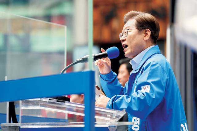 유세하는 李 이재명 더불어민주당 대통령 선거 후보가 21일 인천시 남동구 구월동 로데오거리에서 유세하고 있다. 곽성호 기자