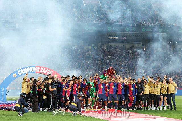 더용의 활약에 힘입어 구단 통산 28번째 라리가 우승 트로피를 획득한 FC 바르셀로나. /게티이미지코리아