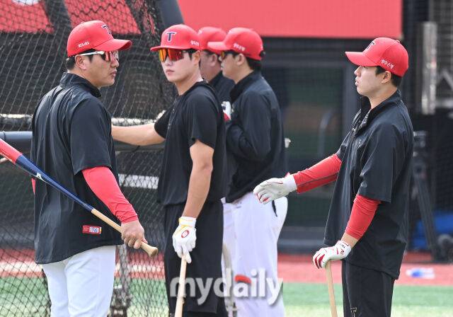 21일 오후 경기도 수원시 조원동 수원kt위즈파크에서 진행된 '2025 프로야구 KBO리그' kt위즈와 KIA타이거즈의 경기. 기아 최원준(오른쪽)이 경기전 훈련에서 김주찬 코치와 이야기를 나누고 있다./수원=송일섭 기자 andlyu@mydaily.co.kr