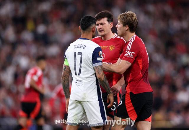 크리스티안 로메로와 해리 매과이어가 충돌하고 있다./게티이미지코리아